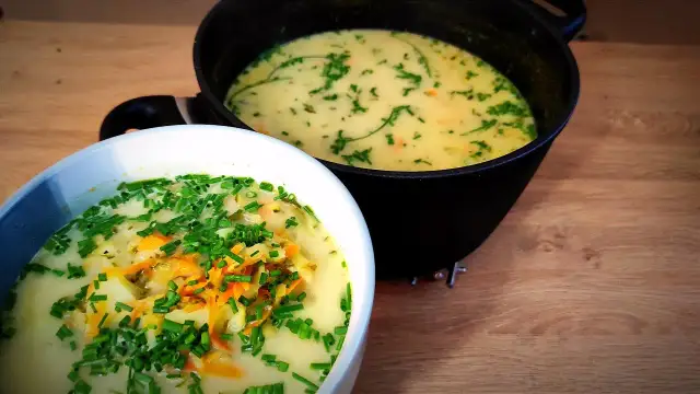 Doprawianie zupy ogórkowej: Jak uratować mdłą lub kwaśną?