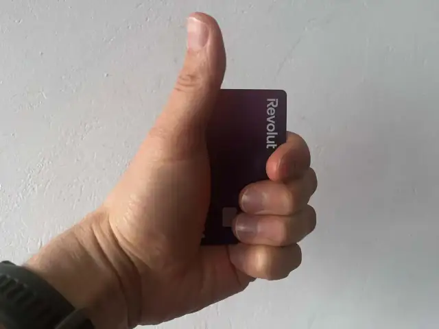 Kciuk w górę z kartą Revolut. Czy revolut to bank? To pytanie zadaje sobie wielu użytkowników.