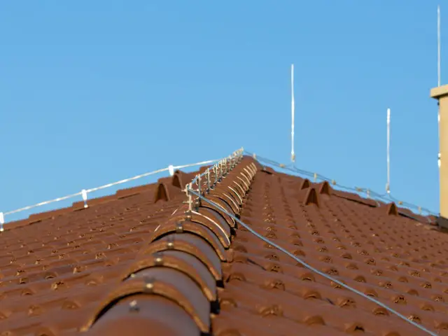 Instalacja odgromowa na blachodachówce: co musisz wiedzieć?