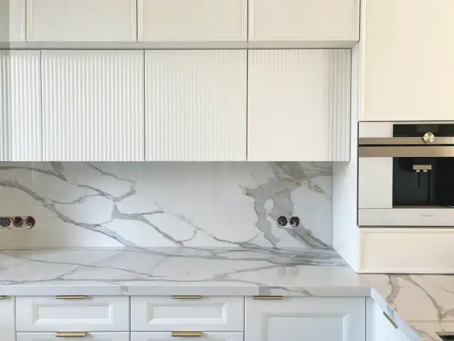 Spiek kwarcowy czy konglomerat? Wybierz idealny materiał do kuchni!