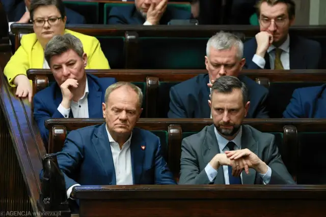 Koniec rządów PiS: Wcześniejsze wybory 2026? Sondaże i scenariusze