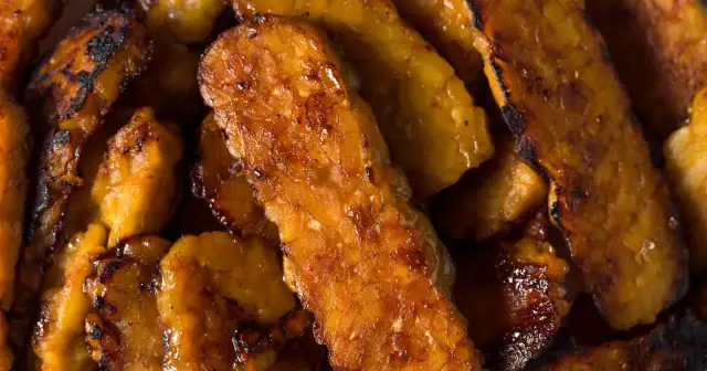 Usmażony tempeh, idealny sposób na to, jak zrobić wegańskie mięso. Złocisty, lekko przypieczony, apetyczny.