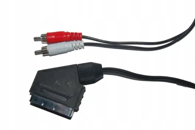 Kabel SCART z wtyczkami cinch (czerwoną i białą) na białym tle.