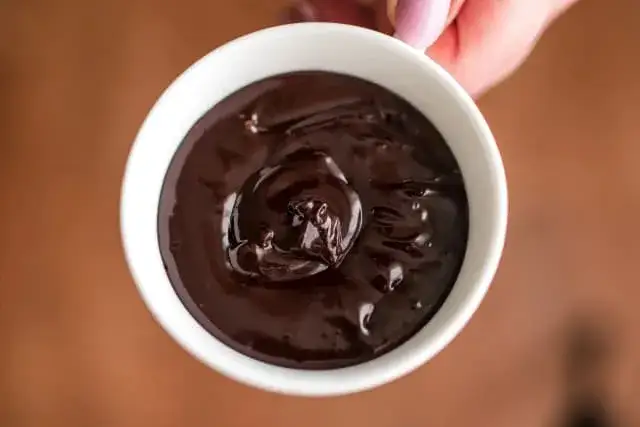 Jak zagęścić polewę czekoladową? Skuteczne metody i porady