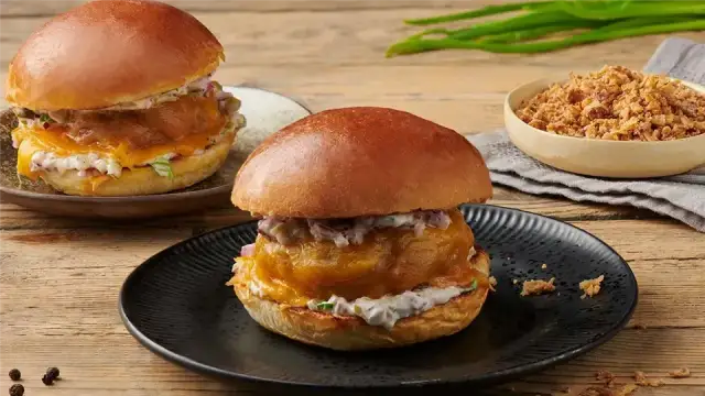 Jak idealnie piec burgery wołowe w piekarniku, by były soczyste