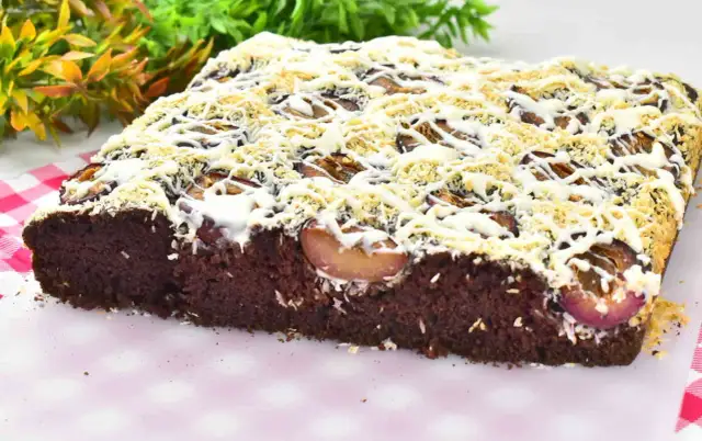 Ciasto czekoladowe ze śliwkami: Jak upiec wilgotne i bez zakalca?