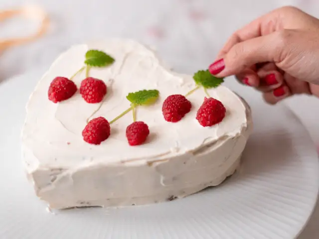 Jak udekorować tort owocami? Proste triki i inspiracje
