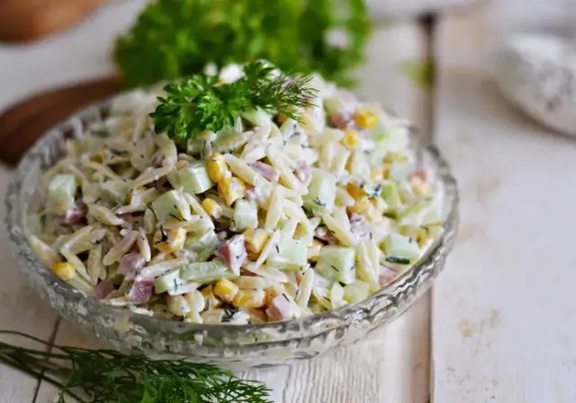 Jak zrobić sałatkę z makaronu ryżowego w 25 minut – pyszne przepisy