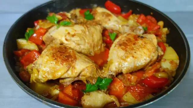 Jak zrobić pyszne warzywa na patelni z kurczakiem – prosty przepis krok po kroku