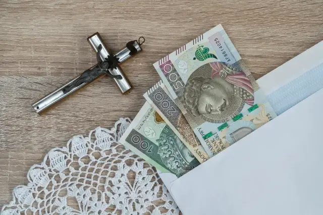 Krzyż i koperta z pieniędzmi. Zastanawiasz się, ile się teraz daje na osiemnastkę?