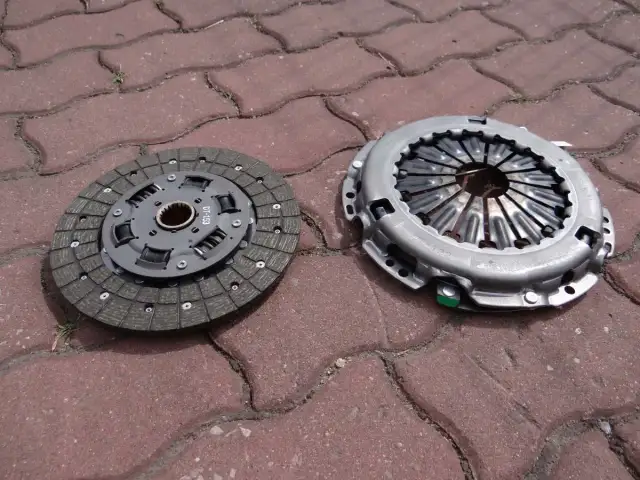 Ślizgające sprzęgło: Ile wytrzyma? Nie ryzykuj, sprawdź objawy i koszty