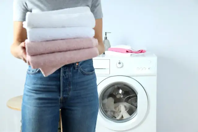 Suszarka kurczy ubrania? Sprawdź, jak tego uniknąć i co zrobić!