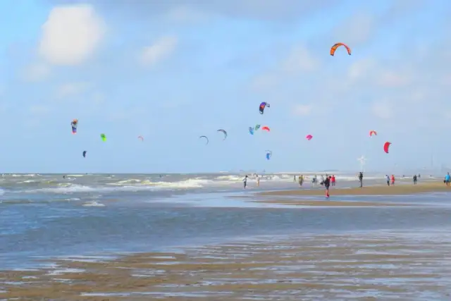 Holandia nad Morzem Północnym: Odkryj plaże, Morze Wattowe i atrakcje