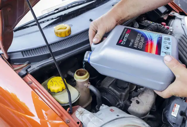 Czy można wlać wodę do chłodnicy? Poznaj ryzyko i skutki tej decyzji