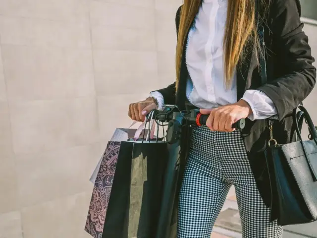 Co ubrać do spódnicy w kratę, by wyglądać stylowo i modnie?