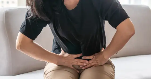 Czy po operacji przepukliny można pić alkohol? Odpowiedź chirurga.