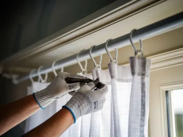 Haczyki jak wieszać firanki na agrafki - proste kroki i porady