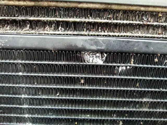 Uszkodzona chłodnica klimatyzacji objawy – jak je rozpoznać i naprawić