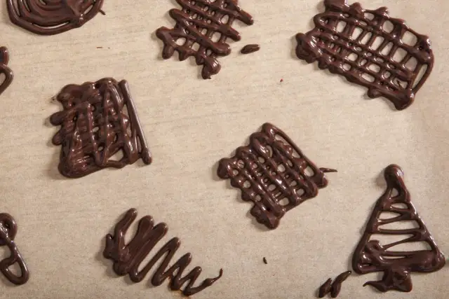 Jak zrobić ozdoby z czekolady? Proste triki i przepisy