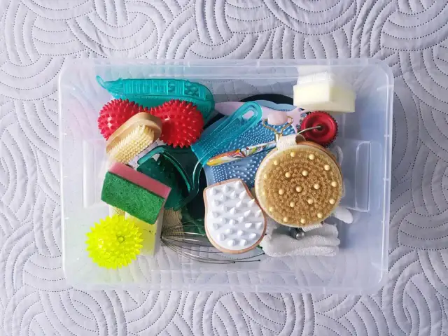 Jak zrobić pomoce sensoryczne DIY? Rozwój dziecka krok po kroku