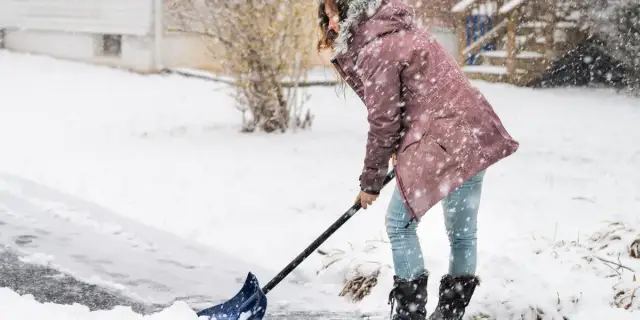 Jak zrobić łopatę do śniegu – prosty sposób na skuteczne odśnieżanie