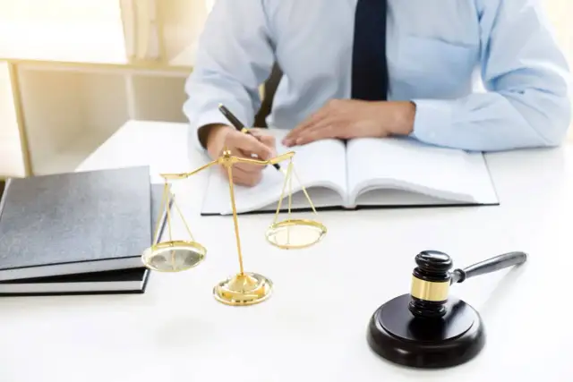 Czy darowizna po ślubie wchodzi do majątku wspólnego? Sprawdź prawdę