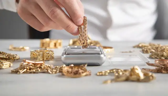 Sprzedaż złota: lombard czy jubiler? Odkryj, gdzie zarobisz więcej.