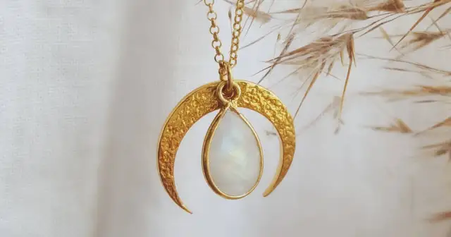 Tajemnica lunuli: Naszyjnik z odwróconym księżycem co symbolizuje?