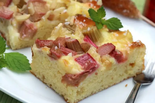 Szybki przepis na ciasto z rabarbarem, które zachwyci każdego smakosza