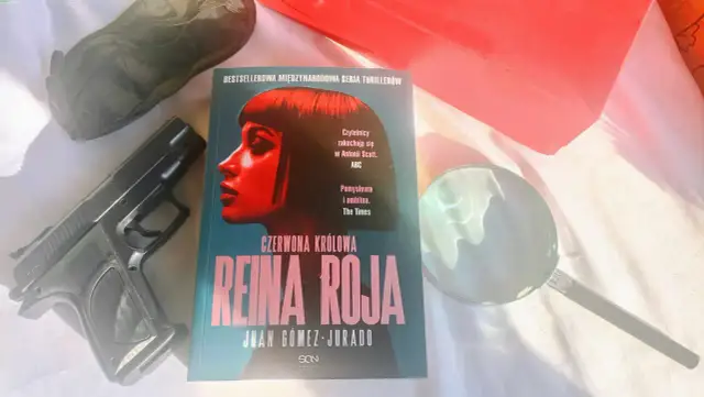 Czerwona królowa: Czy warto przeczytać? Recenzja i analiza