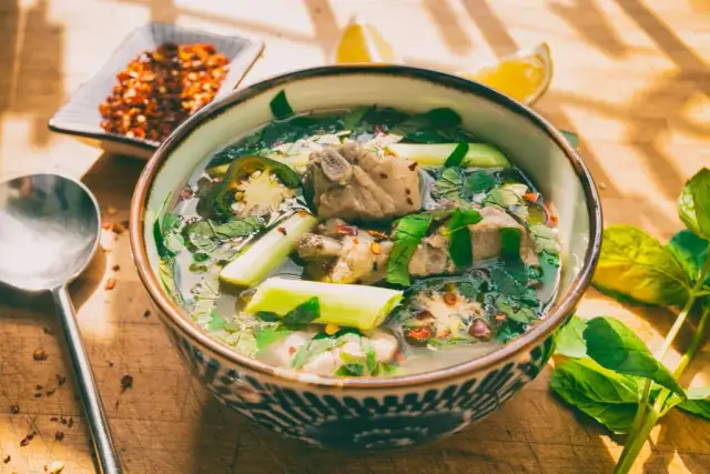 Jaka zupa na żeberkach surowych? Idealny bulion i 7 klasyków