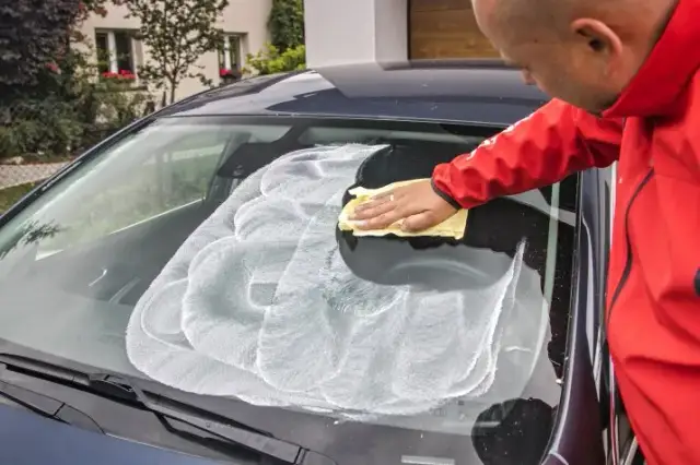 Jak usunąć rysy z szyby samochodowej - skuteczne metody i porady