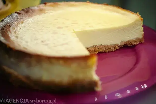 Dlaczego sernik opada? Poznaj sekrety, by piec idealnie równy!