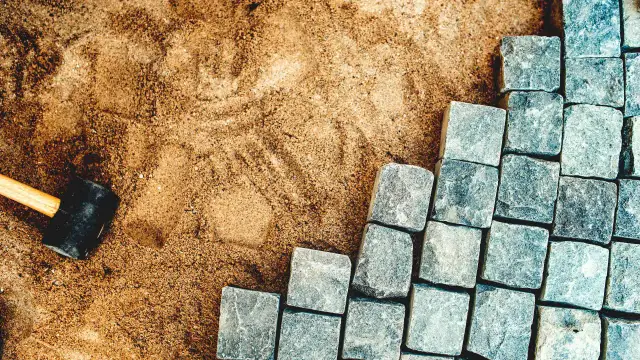 Ile cementu potrzebujesz na podsypkę pod kostkę brukową? Obliczenia krok po kroku