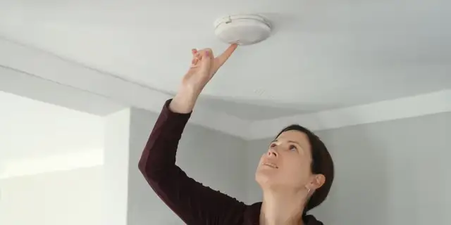 Oszukanie czujnika dymu w hotelu? Poznaj ryzyko i kary!