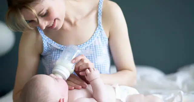 Dwutygodniowy noworodek: ile powinien jeść? Sprawdź sygnały