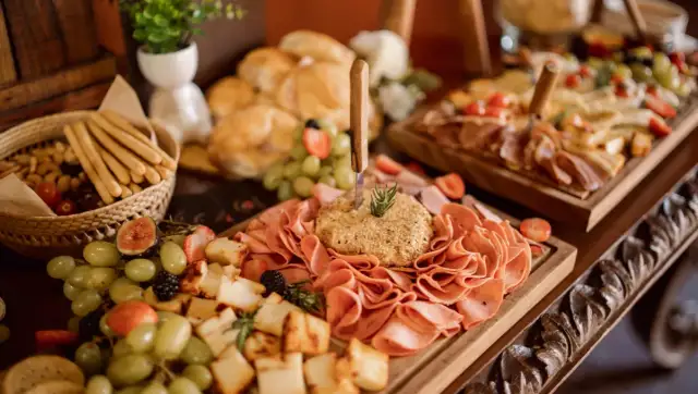 Co na stół na urodziny? Sprawdzone pomysły na menu i planowanie.