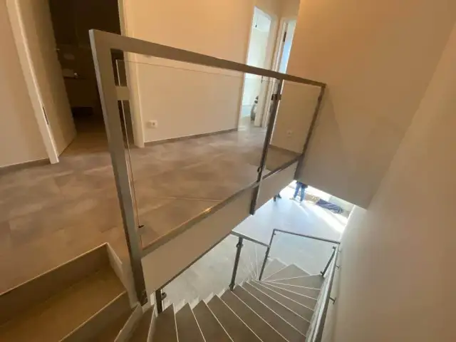 Jaka balustrada do kamiennych schodów - wybierz bezpieczne i stylowe rozwiązanie