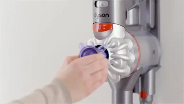 Jak otworzyć pojemnik w odkurzaczu Dyson V8 i uniknąć problemów