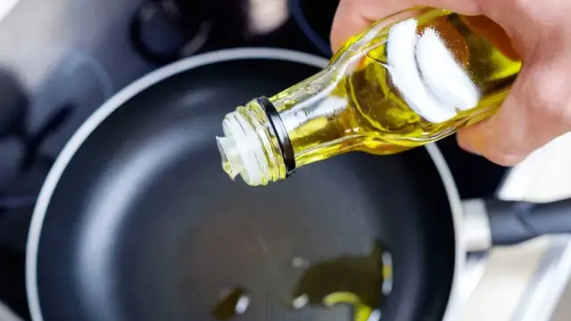 Najlepsze zdrowe tłuszcze do smażenia fit – co wybrać, by nie szkodzić zdrowiu?