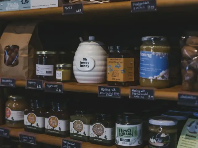 Słoiki z miodem i innymi przetworami, idealne na keto. Poliole na keto to świetny wybór dla dbających o dietę.