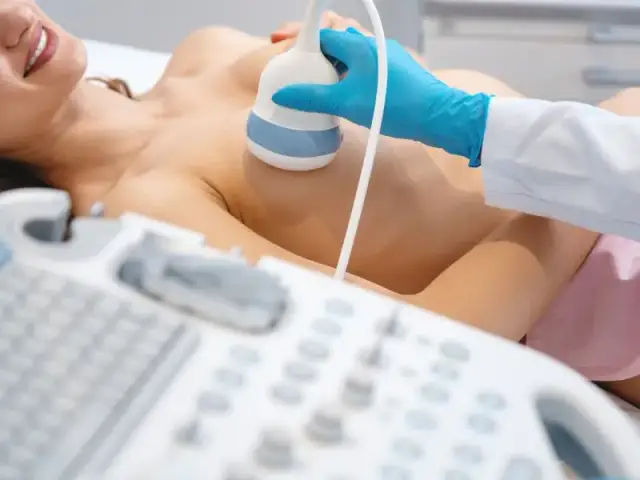 Kiedy wykonać USG piersi? Najlepszy moment i częstotliwość badań