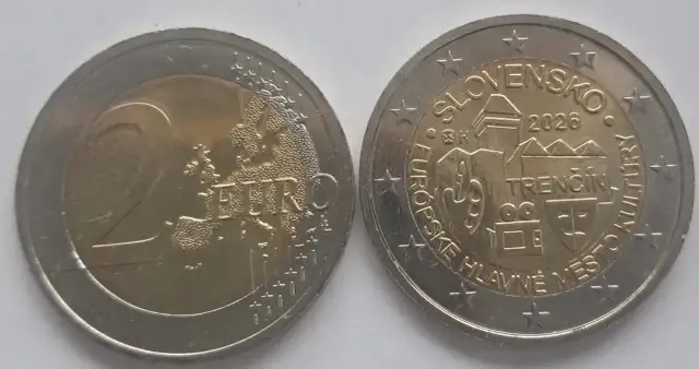 Słowacja jaka waluta? Dwie monety euro, jedna z mapą Europy i napisem EURO, druga z zamkiem Trenczyn i napisem "Slovensko".