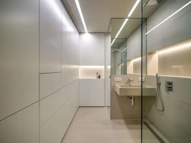 Jak ukryć rury w małej łazience i zyskać więcej przestrzeni