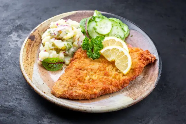 Pyszny sznycel drobiowy z jajkiem - szybki przepis na obiad