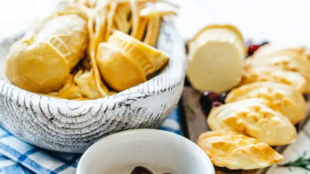 Ile kcal ma oscypek z grilla? Sprawdź, co musisz wiedzieć o kaloriach