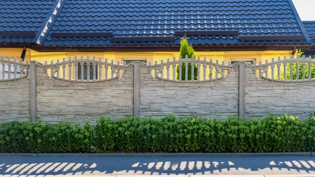 Ile kosztuje ogrodzenie betonowe? Zaskakujące ceny i czynniki wpływające na koszt