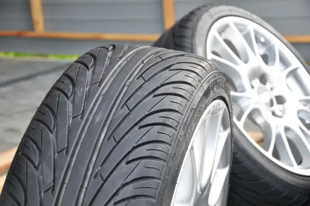 Optymalne opony na felgę 8.5J: Naciąg czy balon? Wybierz mądrze!