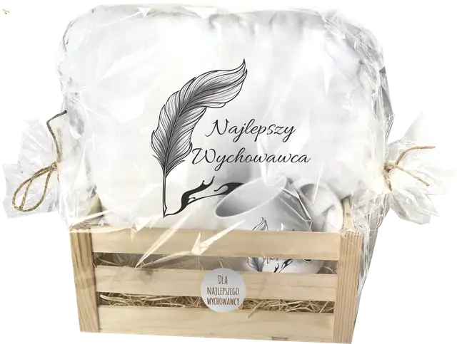 Drewniana skrzynka z prezentem dla wychowawcy: poduszka i kubek, zapakowane w folię.
