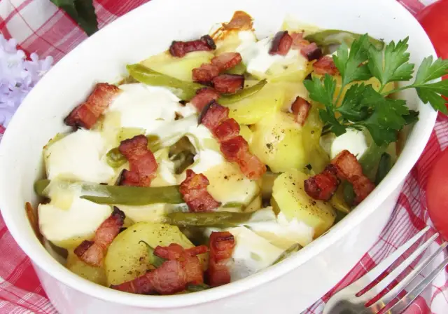 Pyszna zapiekanka z ziemniakami i fasolką szparagową – prosty przepis